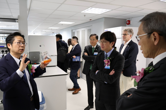 Guests tour the HKJCGHI global headquarters and laboratory.
 